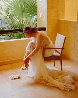 Have you heard of El Baile de la Iguana? (Also known as the Lizard dance 😜) 
Well in Tatiana and Edgar’s wedding they absolutely nailed it. This was my last wedding of the year in 2022 and it was the best way to end such an amazing one. 
Hopefully @ramiro__salinas will share a clip of this epic dance cause no photo will ever do justice to Edgar’s moves.
*
Han oído del baile de la Iguana? 🦎
Pues en la boda de Tatiana y Edgar les salió con de lujo Esta fue mi última boda del 2022 y qué buena forma de terminar un año tan increíble.
Ojalá @ramiro__salinas nos comparta un clip del baile épico porque ninguna foto le va a hacer justicia a los pasos de Edgar.
.
.
.
.
.
#weddingdance #iguana #cancun #cancunwedding #weddingphotographer #mexicoweddingphotographer #fotografodebodas #boda #fotografodebodasmexico #epicweddingmoments #realandgenuineweddingmoments #weddinginspo #bailedelaiguana
#weddingphotography #mezcal #bodas #bodas2022
#bodasenmexico #theweddingboard #fotografodebodascancun #destinationweddingphotographer